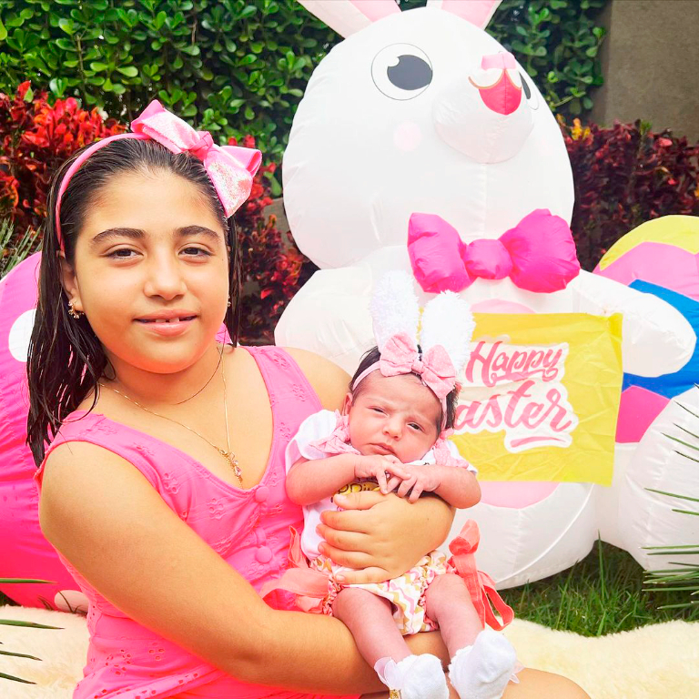 A páscoa de Lousie Costa Peralti foi especial este ano, é que Lolo celebrou a páscoa com a irmãzinha Elis nos braços. Tão lindo ver o amor que une duas irmãs desde pequeninas. Parabéns Louise pelo pacotinho de amor que Deus te presenteou nesta páscoa. Bem vinda ao mundo Elis, parabéns aos pais Claudio Peralti e Dani Costa por mais uma princesinha que veio transbordar de amor a família