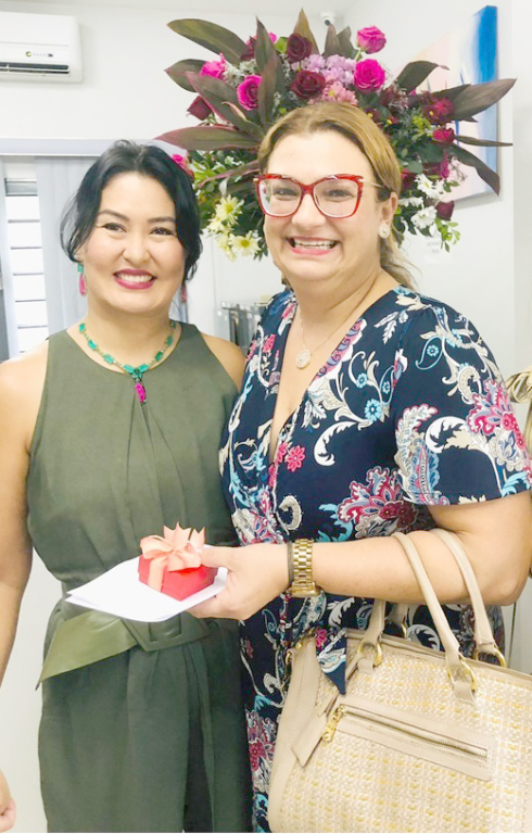 A advogada dra. Elaine Akita e a dra. Adriana Galvão Moura Abílio
presidente da CAASP (Caixa de Assistência dos Advogados de São Paulo), em dia de posse da nova diretoria da OAB Votuporanga.
