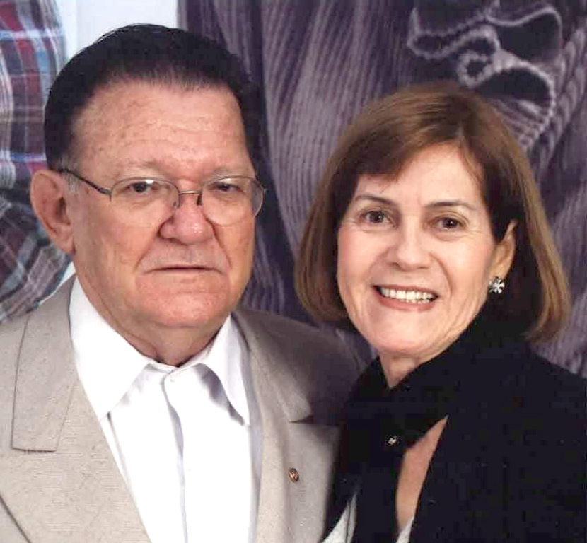 Cidinha Menechelli é a aniversariante do dia. Ela recebe os parabéns especiais do marido, o médico veterinário Dr. Menechelli, e também de todos os seus filhos e netos. Parabéns a feliz aniversariante!