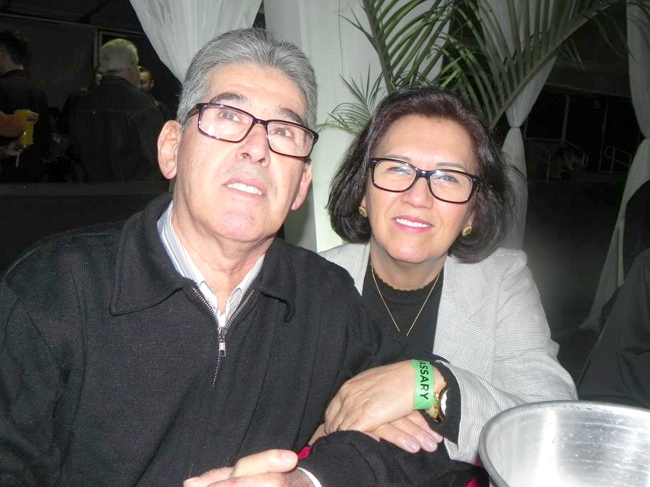 Registro especial em nossa coluna hoje para Antônio Carrara que abre sorrisos para comemorar a passagem do seu aniversário. Na foto, ele aparece com a esposa Dulce de quem recebe os parabéns, seguido de seus filhos, familiares e amigos. Felicidades Carrara.