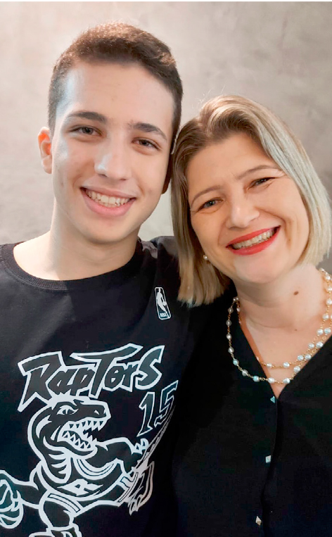 O último dia 5 de junho foi de festa para a empresária Daniele Hadermeck que celebrou mais um ano de vida com muita alegria e saúde. A data foi de felicitações que ela recebeu de sua família e amigos. O carinho especial ela ganhou de seu filho Luiz Gustavo Hadermeck Silva, com ela na foto. Parabéns, que a sua vida flua com muita leveza e alegria neste novo ciclo e que seja repleta de muitas conquistas e realizações 
