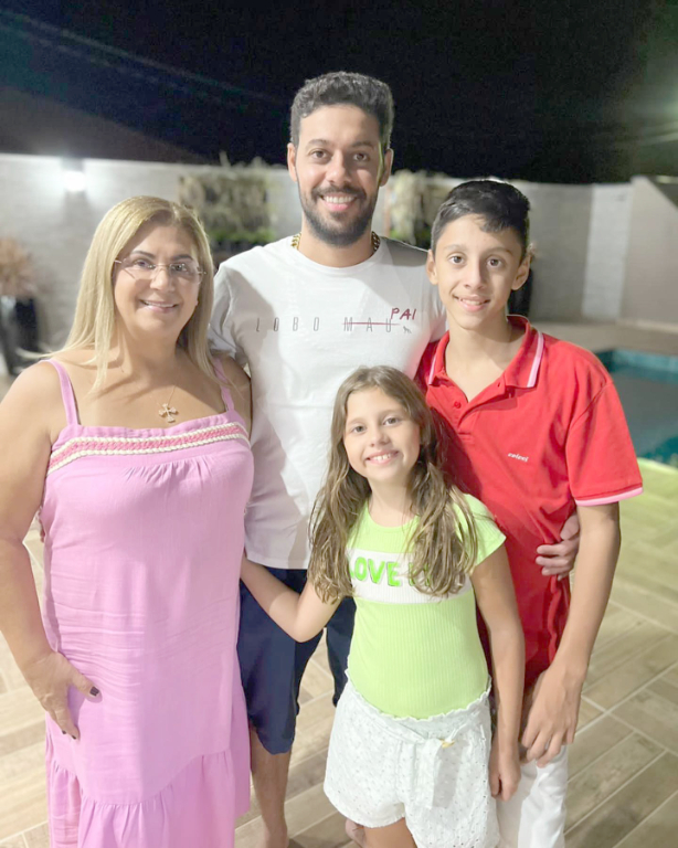 E os “parabéns a você” de hoje vão para Vitor Beleza, que comemora seu aniversário e compartilha a felicidade desta data ao lado do Papai Duno Beleza, de sua irmãzinha Iza e da vovó Alda Ferraz, com ele na foto. Parabéns e que DEUS guie seus passos te abençoando 
sempre!!! Feliz aniversário, Vítor!
