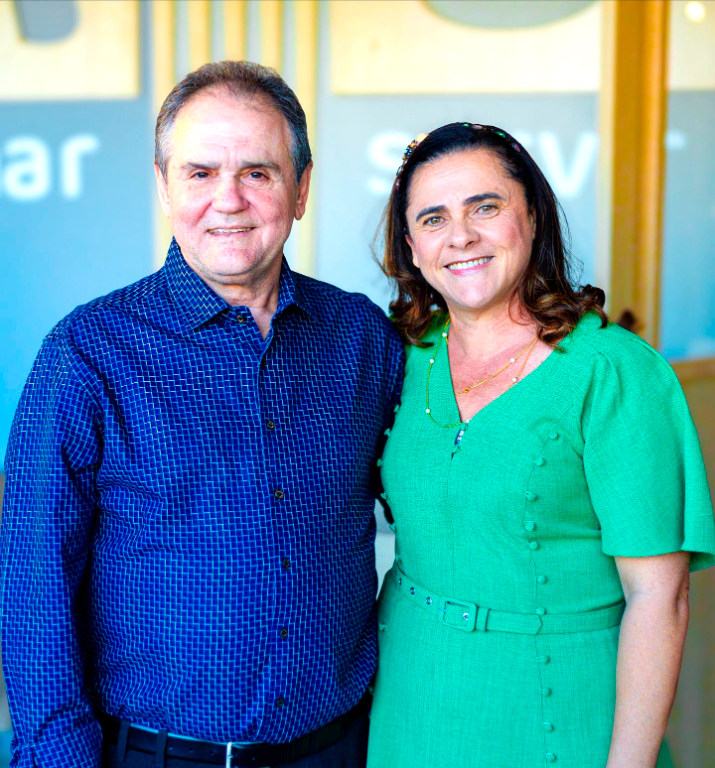 O empresário José Francisco Santos, presidende da rede de supermercados Porecatu, recebeu no último dia 19 um certificado da SAEV Ambiental, que lhe dedicou essa honraria em reconhecimento à sua participação no programa Adote o Verde. O Porecatú que  completou uma década de cuidados e compromisso com a preservação ambiental. Aliás o certificado foi mais do que merecido, pois o “Seo Zé do Porecatu” é um cidadão honrado e muito respeitado em nossa comunidade, exemplo de respeito e cidadania e um homem sempre pronto a ajudar e colaborar com ações humanitárias e ambientais que envolvem nossa cidade, Parabéns “Seo Zé Porecatu ”, honraria válida e justa a homenagem. Na foto José Porecatú e sua esposa Cynara                                                                                                                                                                         
                                                                                                                    
