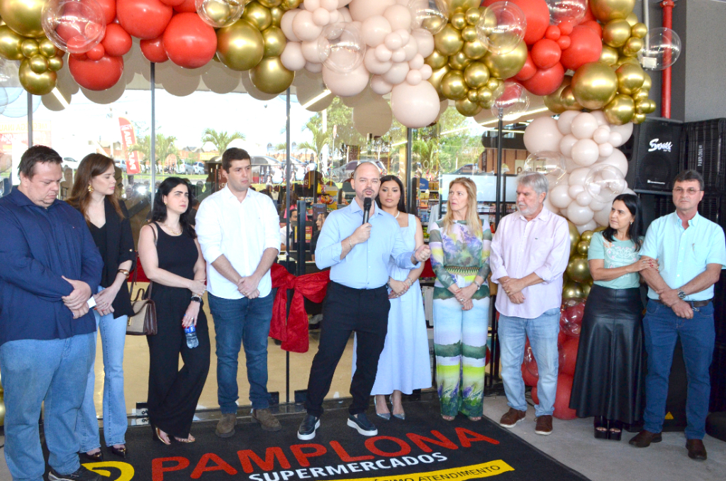 A manhã foi marcada por grande emoção para Henrique Pamplona e sua esposa Tamires, que celebraram a inauguração de mais uma unidade do Supermercado Pamplona, desta vez no bairro Pacaembu em Votuporanga. O evento contou com a presença do prefeito Jorge Seba, do prefeito de Cosmorama, Juninho Silveira, além de diversas autoridades políticas e empresariais.
O casal, que já são sócios da unidade do Supermercado Pamplona em Cosmorama, realizou o descerramento da fita inaugural sob aplausos e entusiasmo dos convidados. A nova loja ficou linda e impressiona pela amplitude, modernidade e iluminação, valorizando o bairro e oferecendo ainda mais comodidade aos moradores da região.
