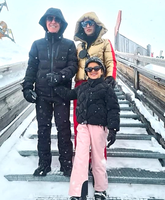 E viva a pequena Luisa Beleza, que completou 8 anos de idade e foi comemorar a idade nova realizando um grande sonho: esquiar na neve. O papai Roberto Beleza e a mamãe Daiany, afivelaram as malas e partiram rumo a uma estação de esqui realizar o sonho de Luisa. O destino foi França e a parada obrigatória foi em Courchevel, uma estação de esqui nos Alpes Franceses, aliás um dos mais luxuosos e bem estruturados resorts de esqui do mundo. Parabéns Luísa, que papai do céu te conduza nos caminhos do amor e da felicidade, que sua vida seja plena de conquistas e que seus sonhos sejam realizados