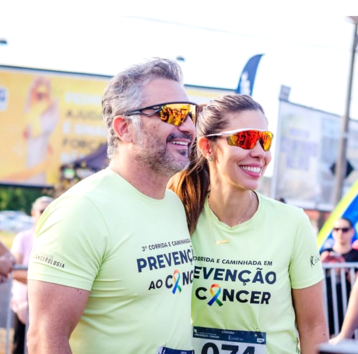 Hamilton Zúniga e sua amada Débora Caivano Zúniga com o olhar firme para a mesma direção.  O casal, que atua lado a lado no Instituto de Cancerologia em Votuporanga, promoveu a 3ª edição da Corrida e caminhada Contra o Câncer, realizada na manhã do último domingo, aqui em Votuporanga. A corrida foi um sucesso total de público, com 500 participantes registrados neste ano. É lindo ver que, a cada edição, o evento ganha mais adeptos, e pessoas preocupadas em promover saúde, bem-estar e no enfrentamento dessa doença que, sim, podemos vencer. Parabéns ao casal Hamilton e Débora, pela iniciativa, dedicação e exemplo de amor e compromisso com a vida e com a comunidade!