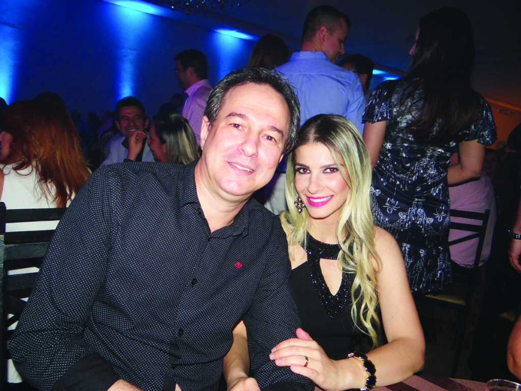 O conceituado dentista Regis Manzini está na lista dos aniversariantes de hoje. A esposa Moniele Matos Manzini, puxa a fila dos muitos cumprimentos que ele vai receber