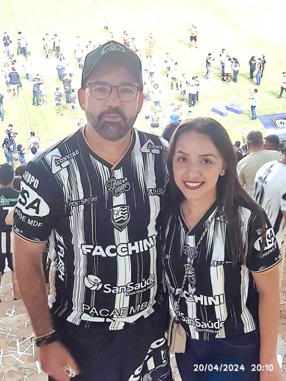 O casal Rogério e Francieli, torcedores fiéis do CAV, vibraram muito na noite do último sábado com a vitória do time do coração que conseguiu o acesso à série A 2 para o próximo ano. O casal brinda também 23 anos de casados, onde celebram suas “Bodas de Palha”. Parabéns ao casal e que DEUS multiplique o amor que vos uniu