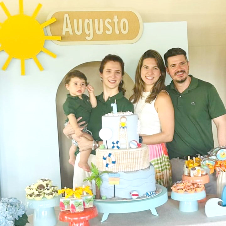 O dia de anteontem foi alegre e festivo para o menino Augusto, que assoprou as velinhas em comemoração ao seu primeiro aninho de vida comemorado juntinho do amor e calor de seus familiares. O feliz aniversariante foi muito paparicado pelo papai Gabriel, pela mamãe Mariana e por todos os seus familiares que agradecem a DEUS pela vida do primogênito que transborda de amor o coração de todos que tem o prazer de conviver com o pequeno Augusto. Na foto, Augusto, Mariana, Gabriel e a titia Marina