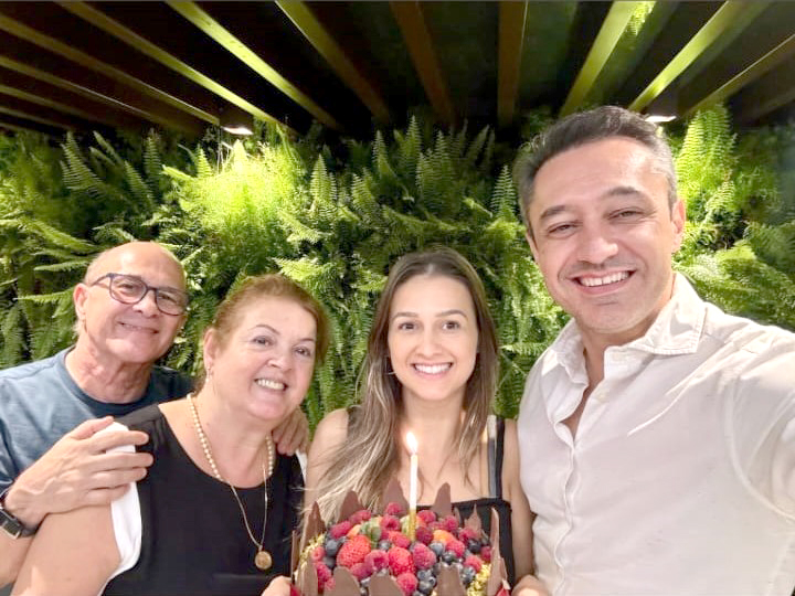 Dra. Luísa Donaire Roma Marciano foi a feliz aniversariante deste final de semana e celebrou a data cercada pelo caloroso abraço de seus pais, Antônio Carlos Roma e sua mãe Soninha. Já de seu esposo, dr. Marcelo Marciano, ela ganhou todo o amor e carinho pela data especial. Parabéns a feliz aniversariante! E que a alegria de seu aniversário transborde seu coração de gratidão pelo milagre da vida!