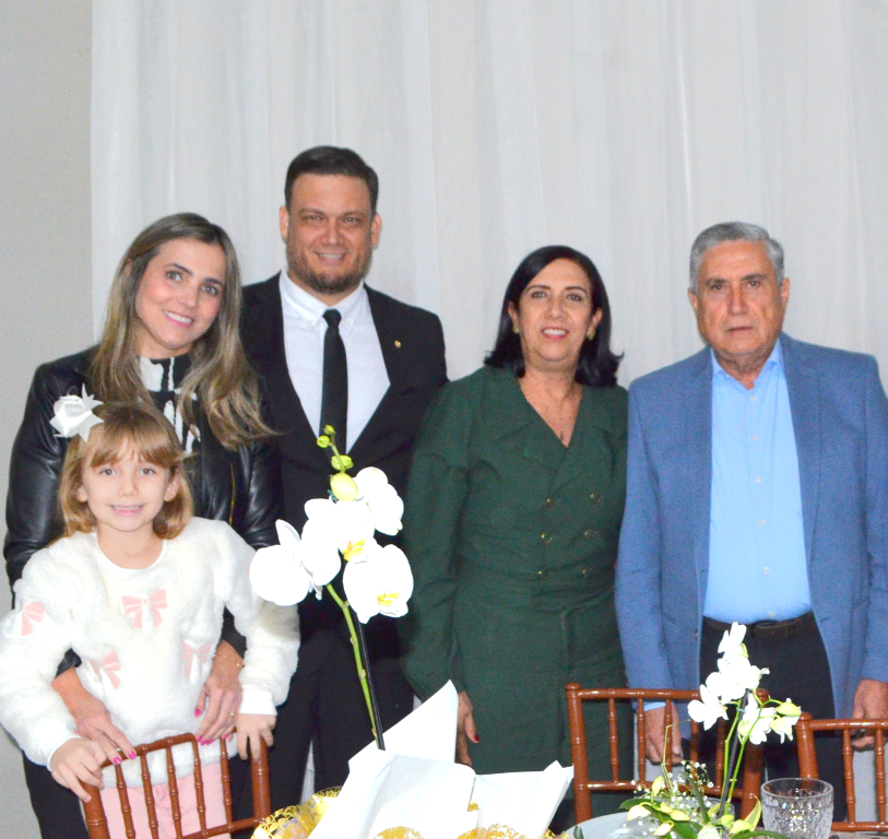 A semana começa com gostinho de festa para o empresário Denis Cantóia Figueiredo, que na próxima segunda-feira, 10 de novembro, brinda a chegada de um novo ano de vida. Ao lado da esposa Elô e da filha Lívia, Denis celebra com alegria esta data especial, que fica ainda mais festiva e completa com o amor e o carinho que ele recebe de seus de seu pai Toninho Figueiredo e sua mãe Maria Cantóia, junto dele na foto. Os amigos e familiares se unem nessa corrente de positividade e festa e desejam ao aniversariante   que esta nova etapa da vida venha repleta de saúde, amor e realizações.