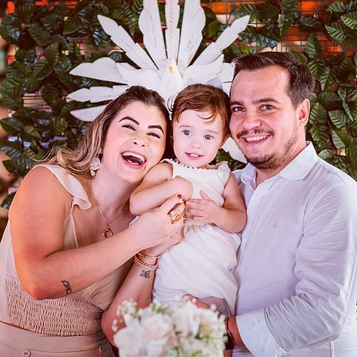 E hoje é dia de cantar parabéns para Ana Carolina Hawtorne que brinda idade nova. A mamãe da Lívia receberá muitas mensagens de carinho e afeto dos amigos e familiares e o abraço especial do marido Gabriel Caparroz. Parabéns Aninha, feliz vida!