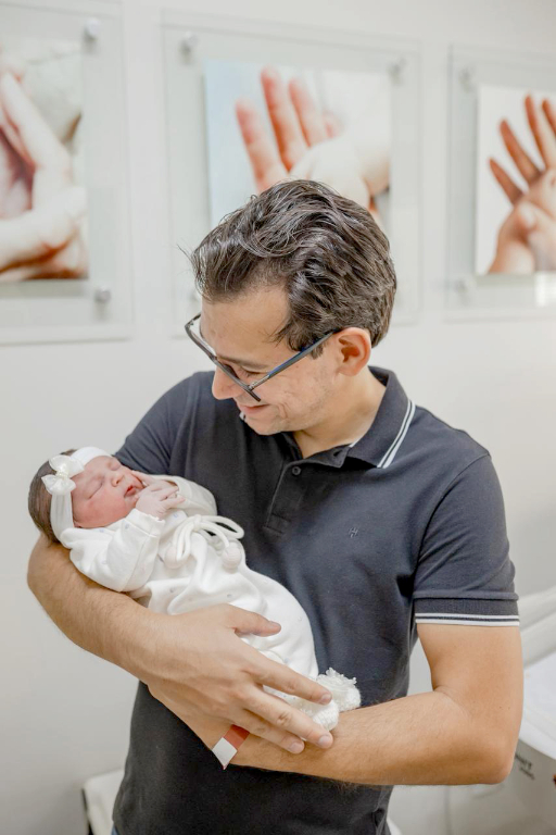 A casa dos advogados Dr. Edson Luiz Martins Pereira e Dra. Larice está em festa e com um cheirinho inconfundível de bebê no ar! É que no último dia 10, nasceu a primogênita Valentina, linda e cheia de saúde, trazendo ainda mais luz e alegria para a família. Valentina chegou e transbordou de amor o coração da mamãe Larice e do papai Edson, que está com essa carinha de apaixonado com a pequena ao colo e o olhar encantado de quem descobriu um novo sentido para a vida. Seja muito bem-vinda, Valentina! Aqui fora tem um mundo lindo te esperando e uma família cheia de amor para te acolher e te acompanhar em cada passo. 