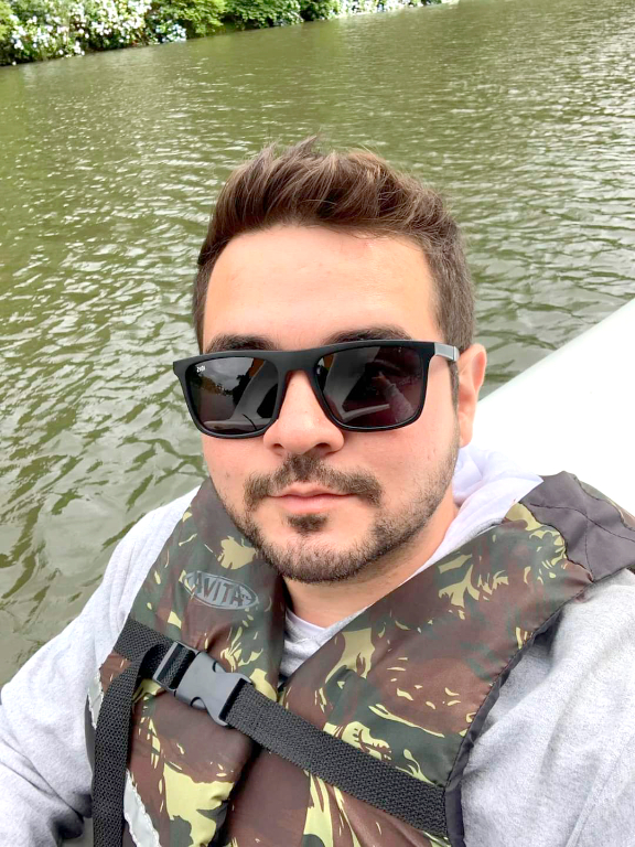 O jovem Gustavo Sasso é o aniversariante de hoje. Ele recebe os cumprimentos especiais de sua esposa Ayla Stella, de seus pais Claudemir Sasso e Edimara, além de todos os seus familiares e amigos. Parabéns Gustavo, muita saúde, sucesso e que as conquistas e vitórias sejam constantes em seus dias