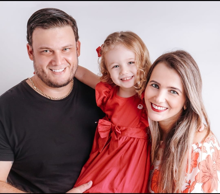 Sextou com festa para Denis Cantóia Figueiredo, que comemora o dom da vida recebendo todo o amor e carinho de sua esposa Elô e sua filha Lívia. O dia será bem alegre para Denis, pois ele divide essa alegria com seu sobrinho Tomas, que também faz aniversário hoje. Felizes com esta dupla comemoração estão o casal Toninho Figueiredo e Maria Cantóia, que celebram a vida do filho e do neto. Parabéns aos aniversariantes e bênçãos duplicadas sobre vossas vidas 