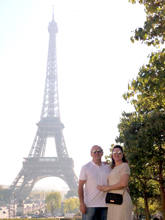 Dr. Vladimir Menezes Alves e sua amada esposa Susane Guerra estão comemorando mais um ano de união no mais romântico dos cenários: a encantadora Paris. Em clima europeu e sob o charme da Torre Eiffel, o casal brinda suas bodas de casamento com uma viagem especial a dois, uma verdadeira celebração do amor, da parceria e da vida compartilhada. Essa linda foto registrada aos pés da Torre Eiffel eterniza não apenas um momento inesquecível, mas também o amor que cresce e se fortalece com o passar dos anos. Parabéns ao casal pelo aniversário de casamento e que Deus continue multiplicando o amor que vos uniu!