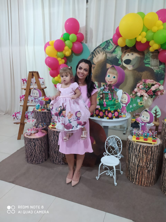 Os parabéns de hoje são dedicados a pequena Lorena Guedes Waiteman que completou 2 aninhos de vida nesta semana e curtiu seu aniversário com uma linda festa com o tema Masha e o Urso. A mamãe Stefanie Guedes de Holanda Waiteman (com ela na foto), e o papai Danilo Fernando Waiteman comemoraram com muita alegria e gratidão a vida da  princesa Lorena que tranborda seus corações de amor há dois anos. Parabéns e que papai do céu lhe conduza nos caminhos do amor e da felicidade