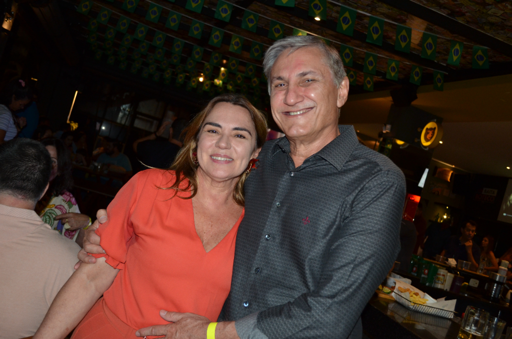 O engenheiro civil e professor da UNIFEV Luiz Antonio Dalto comemora seu aniversário nesta sexta-feira e une seu sorriso ao de sua namorada, a dentista Carmen Silvia Munhóz, para celebrar o dom da vida. Ele aproveita o dia para curtir os cumprimentos que receberá de sua família e amigos. Parabéns, desejamos muitos anos de vida, abençoados e felizes