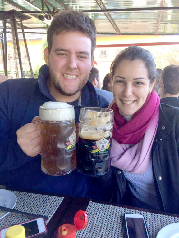 Sextou, e sextou com festa hoje para Fábio Ferreira, diretor do Grupo Cidade de Comunicação que celebra seu aniversário e compartilha a alegria deste dia ao lado de sua amada Gabi Leonel, de seus pais João Carlos Ferreira e Neusa, e junto também de seus amigos e familiares. Fábio, tem consolidado o sucesso do Grupo Cidade de Comunicação e herdado o legado de seu pai o jornalista João Carlos Ferreira, desempenhando seu trabalho com amor, respeito e profissionalismo, fazendo da empresa uma referência em comunicação. Parabéns Fabinho, e que a idade nova que você assume hoje seja um marco de renovação, paz, sucesso, amor e felicidade. Que você siga trilhando o caminho da vida com esse dinamismo e alto astral que lhe é característico. A equipe de colaboradores do Jornal A Cidade e Rádio Cidade te abraça nesta data e lhe deseja um “Feliz dia e feliz idade nova”!!!