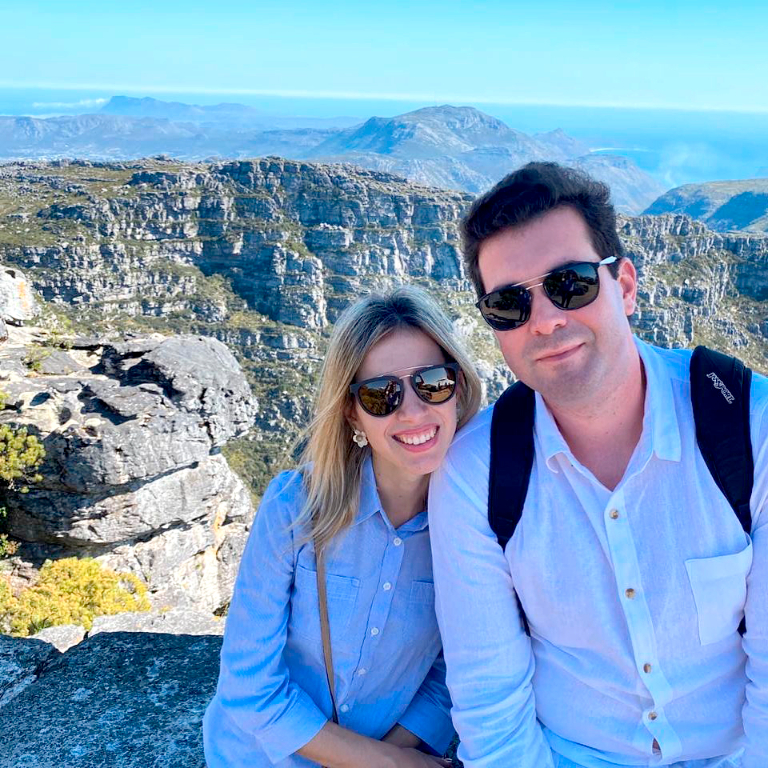 O dia amanheceu feliz para Julinha Pignatari, que comemora a chegada de um novo ciclo de vida hoje e compartilha esta alegria juntinho do calor de sua família e amigos e cercada pelo amor de seu esposo, o engenheiro Mamede Abou Dehn Júnior, com ela na foto. Parabéns Julinha, que sua vida seja uma soma de bênçãos e de vitórias, para você desfrutar seus dias com muita saúde e alegria