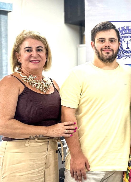 A delegada da DDM de Votuporanga, Dra. Edna Freitas, inicia a semana recebendo os cumprimentos e felicitações pelo seu aniversário, comemorado nesta terça-feira (11). Cercada pelo carinho de amigos, familiares e pelo amor incondicional do filho Caio, junto a ela na foto, Dra. Edna celebra mais um ano de vida com alegria  e gratidão. 
Parabéns, Dra. Edna! Que esta nova etapa seja repleta de saúde, felicidade e muitas realizações. 
