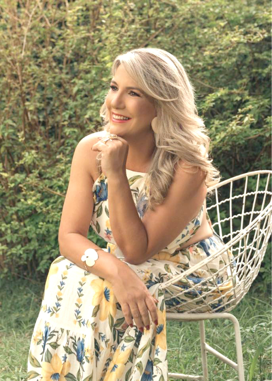 Os parabéns de hoje vão para Dilene Vrech, que celebra mais um ano de vida! Com um sorriso radiante, ela compartilha a alegria desta data especial ao lado do marido José Antônio Tatai, que lidera a fila dos cumprimentos. Parabéns, Dilene! Que o seu dia seja repleto de abraços, sorrisos contagiantes e boas surpresas. Que nunca faltem saúde, amor e motivos para comemorar!