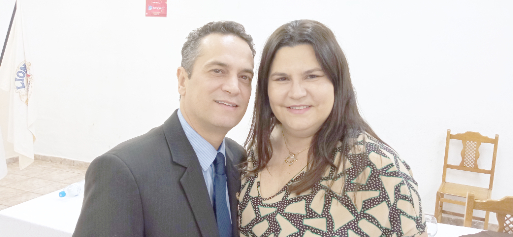 A médica cardiologista Josiany Souza Lima, brinda idade nova nesta sexta-feira e celebra com gratidão a alegria desta data ao lado do marido dr. João Anísio Ferreira Junior e juntinho de seus filhos e sua família. Felicidades e que venha mais um ciclo de grandes realizações