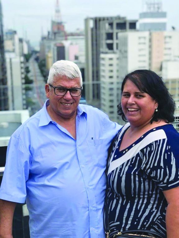 Quinta-feira toda especial para Cleusa Peixoto, é o seu aniversário. Ela recebe os cumprimentos do esposo, o veterinário Dr.Peixoto, familiares e amigos