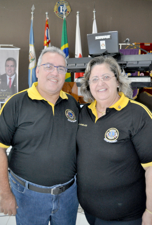 O casal presidente Jesimar Zanelato e Sirlei Zanelato realizou no último domingo uma deliciosa feijoada no Lions Clube Votuporanga e o almoço foi um sucesso, aliás sucesso em eventos tem sido a marca registrada desta gestão que tem a frente Sirlei e seu marido Jesimar. Sempre comprometidos e dedicados, o casal se dedicou com muito amor a presidência do clube que se encerra agora em junho. Parabéns aos organizadores da “Feijoada do Lions” pelo sucesso do evento