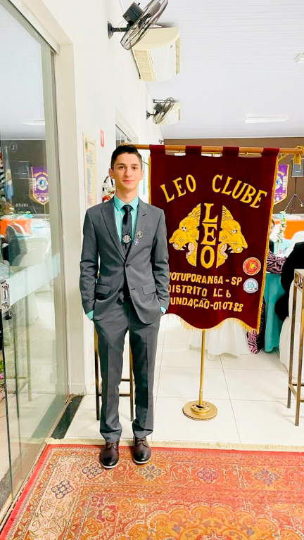 O jovem João Vitor Ferrarez tomou posse como presidente do Leo Clube, na última sexta-feira (12), em uma cerimônia realizada na sede social do Lions Clube Votuporanga. Na ocasião toda a diretoria empossada do LEO Clube de Votuporanga recebeu um mimo por parte dos membros do Lions Clube, que prestigiaram a mudança de diretoria do Leo Clube. Na foto o novo presidente empossado João Vitor Ferrarez, com sua nova diretoria e membros do Lions Clube Votuporanga presentes na noite festiva.