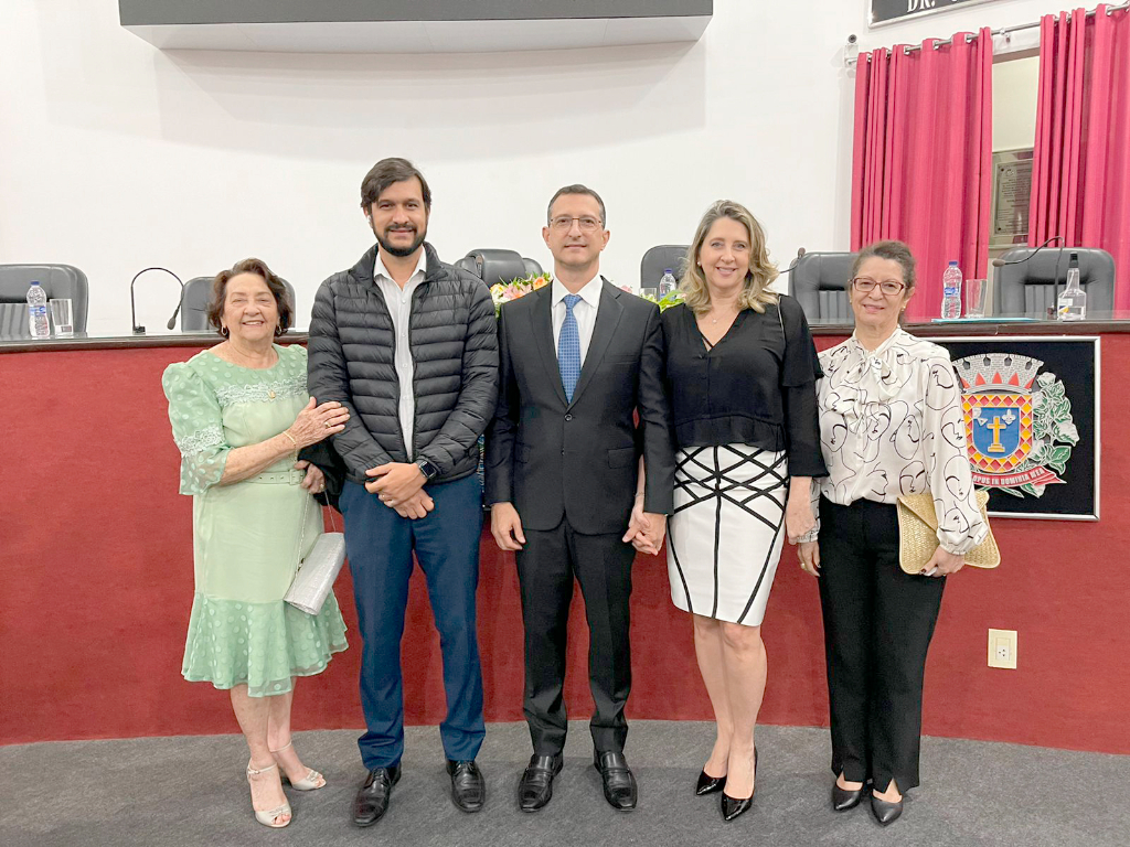 No último dia 9 de agosto, o delegado federal Rogério Augusto Viana Galoro foi homenageado na Câmara Municipal com a maior honraria concedida a um cidadão. Ele recebeu o “Título de Cidadão Votuporanguense” por iniciativa do vereador Mehde Meidão e foi muito aplaudido na sessão solene em comemoração ao aniversário da cidade. A família de Rogério compareceu para prestigiar esse momento tão significativo. Na foto com o homenageado temos: Aparecida Trento, Heuller Trento, Rogério Augusto Viana Galoro, sua esposa Maria José Trento Galoro e  Raquel Viana. Justa e merecida a honraria a este cidadão que tem elevado o nome de Votuporanga em sua vida profissional.