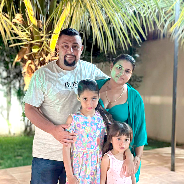 Vinicius Zanardi Sanches comemora o dom da vida nesta sexta-feira, 14 de novembro. Ele celebra seus 37 anos de vida e compartilha a alegria desta data festiva envolvido pelo amor e carinho de sua esposa Andreza e de suas filhas Heloá e Heloysa. Os amigos também se unem nessa demonstração de afeto e carinho e felicitam o feliz aniversariante do dia. Parabéns, Vinicius! Que seu novo ciclo seja leve, feliz e abençoado.