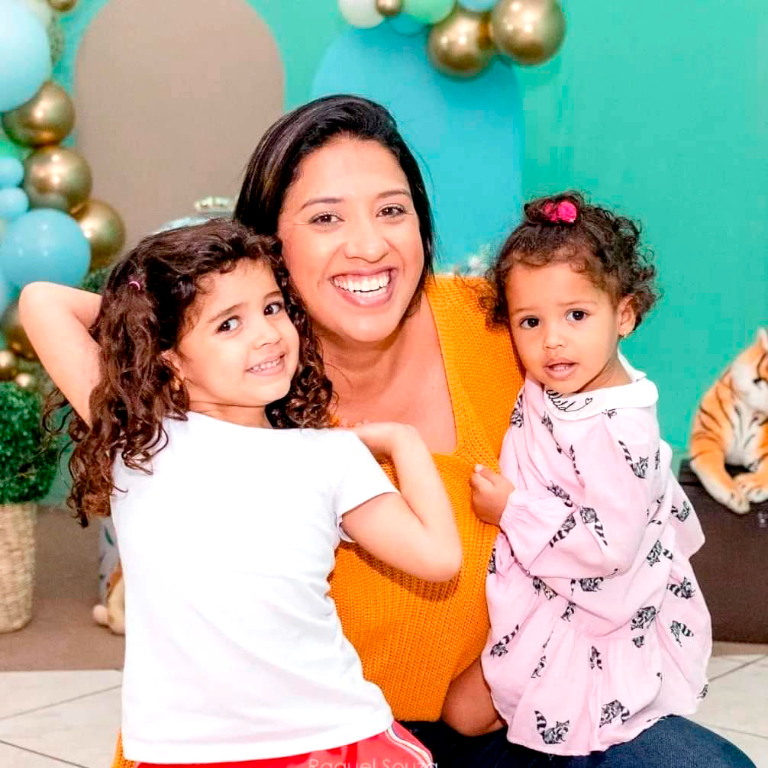 Quem está na lista dos aniversariantes de hoje é Tauani Cordeiro Commar , que celebra o dom da vida e curte seu dia especial compartilhando o carinho e afeto de seus familiares, amigos. O abraço especial ela recebe de seu marido Flávio Serapião e de suas lindas meninas; Liz e Lara, com ela na foto . Parabéns Tuani, que esse dia iluminado lhe traga muitas surpesas boas e abraços calorosos 