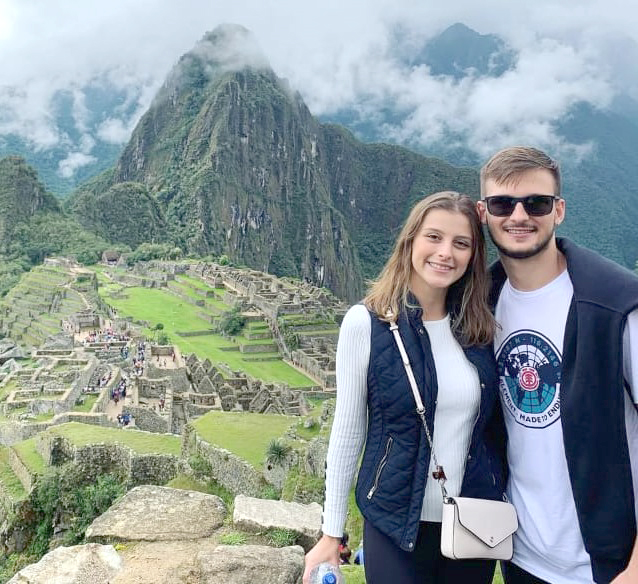 O sábado é de festa para Vitor Batista Polizeli, que celebra neste 15 de novembro seu aniversário. Ele recebe todo o amor e carinho dos pais Ednaldo e Raquel Polizeli, e de seus irmãos Pedro e Letícia. A família comemora em clima de alegria e gratidão a idade nova do Vítor e os amigos brindam o novo ciclo do aniversariante enviando palavras de carinho e felicitações. Parabéns, Vitor! Que esta nova fase seja repleta de bênçãos e momentos memoráveis. Na foto o aniversariante e sua irmã Dra. Letícia Polizeli 