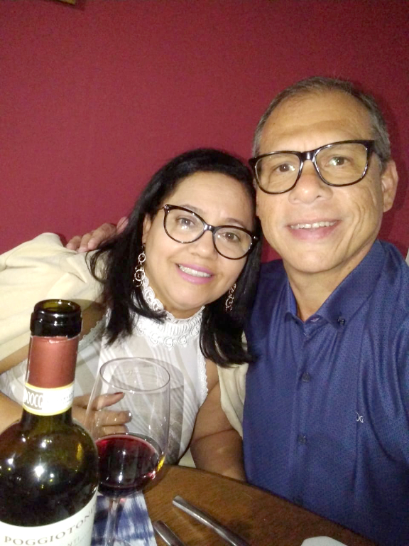 Na lista dos aniversariantes desta sexta-feira, dia 15, está o nome de Néio Lucio B. Riguetto, que celebra o dom da vida ao lado de sua mulher, Irene. O casal de italianos comemora a data festiva brindado com um bom vinho para receber o novo ano de vida com muita positividade e surpresas boas. Parabéns Néio, muita saúde, paz e muitas alegrias para seu novo ciclo de vida
