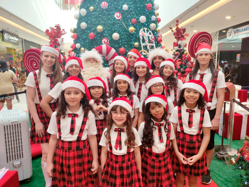 A pequena Sophia Franco, apesar da pouca idade, já se destaca no meio artístico. A talentosa filha da Dra. Gabriela Franco e João Franco de apenas 7 anos faz parte do elenco de atores mirins da série “As Aventuras de Nick e sua Turma”, que vai ao ar toda sexta-feira às 13h30 pelo SBT Interior. A pequena estrela é super dedicada e comparece em todas as gravações para as quais é chamada, mas mesmo com um ritmo acelerado de gravações ela é dedicada em seus estudos. Parabéns Sophia, nós aplaudimos e orgulhamos de seu talento e dedicação, és uma estrela nata