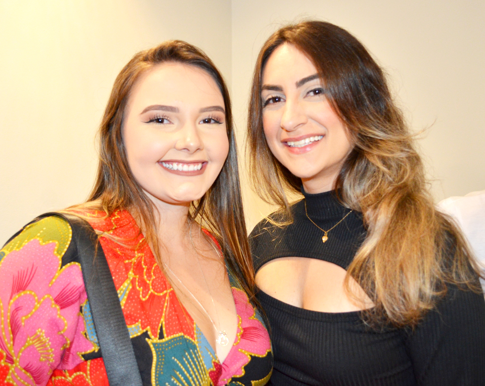 As jovens e belas engenheiras; Monise Marques Constantino -  Arquiteta e Urbanista e Malu Helena de Mello e Castro, estudante de Engenharia Elétrica prestigiando reuniçao festiva da SEARVO onde foi comemorado os 44 anos da associação