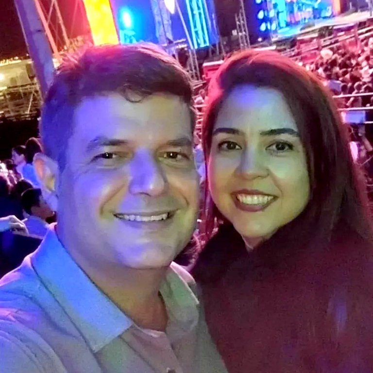 A semana começa alegre e festiva para Geminiana Rodrigues de Moura Melo, que comemora mais um ano de vida na segunda-feira, 28 de julho. 
Rodeada pelo carinho da família e amigos, ela recebe homenagens especiais de seu marido, o médico geriatra Dr. Luciano Melo, e do filho Matheus, que enchem a data de afeto e admiração. Parabéns, Geminiana! Que as boas energias do universo sigam te guiando e fortalecendo em cada passo dessa nova jornada
