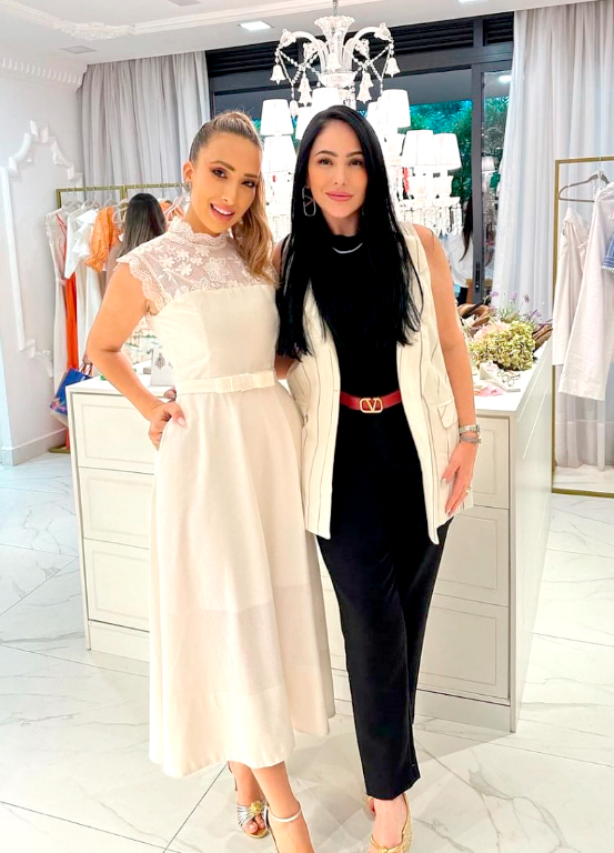 A dra. Rafaela Nogueira e sua amiga Carol Arantes, que reuniu suas amigas e clientes para um delicioso coquetel de lançamento da nova coleção Primavera/Verão da Carol Arantes Brand, que aconteceu esta semana no Georgina Business Park, na cidade de São José do Rio Preto. O evento foi lindo e chiquérrimo como a detentora da marca Carol Arantes Brand. Por lá, um desfile de mulheres lindas e roupas elegantes e maravilhosas.
