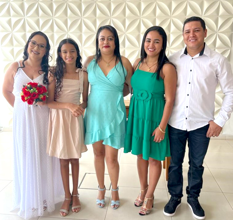 Raphael Oliveira e Luciana Rodrigues disseram sim um para o outro e se uniram pelos laços do amor e do matrimônio no último dia 7 de outubro. A união foi selada na presença de amigos íntimos e familiares. Na foto da esquerda para a direita, temos a noiva Luciana, Anabele, Divina e Mariane e o noivo Raphael. Felicidades ao casal e que o amor e as bênçãos sejam constantes nessa nova caminhada de vida a dois iniciada por vocês 