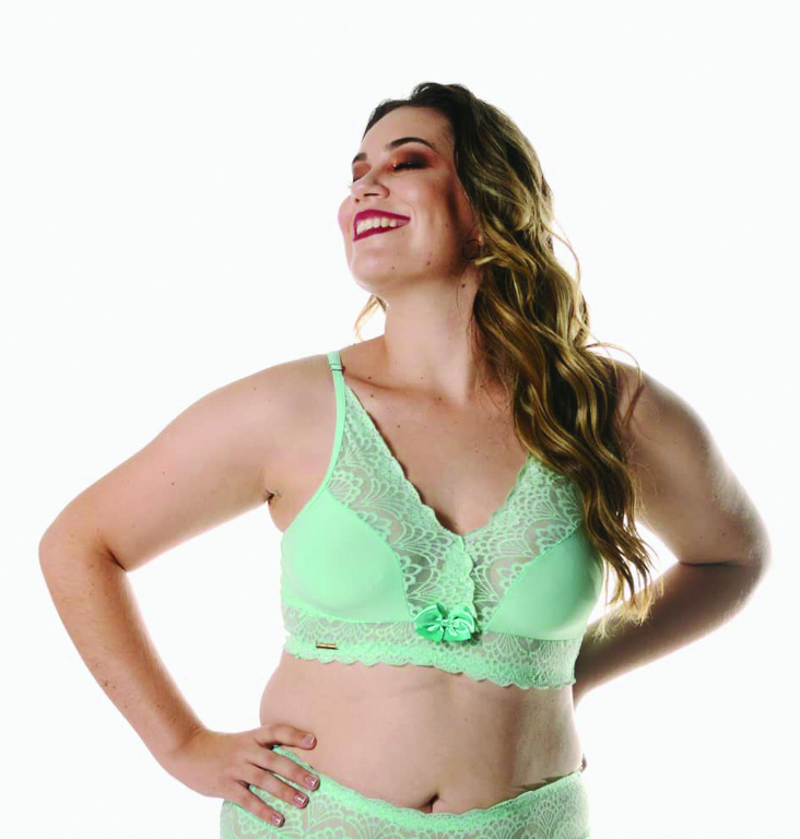 UMA FOTO DE LINGERIE PARA FALAR DE LIVRO
Karol Maciel é pura empolgação ao falar do projeto que está super envolvida. O Projeto “Ame-se” nada mais é que fazer com que cada mulher enxergue seu corpo de forma diferente. A tônica é se libertar de estereótipo e da pressão social, onde a máxima que prevalece é: meu corpo minhas regras. Quando Karol se deparou com suas fotos e depoimentos do projeto, se encheu de orgulho pela mensagem de amor próprio que conseguiu transmitir com sua imagem, daí então decidiu colocar no papel sua história. E aí saiu, “Gisele nasceu pra mim”. O livro já está finalizado, mas em fase de revisão e Karol Maciel se sente plena, feliz e realizada. É isso aí, aplausos para mulheres com atitudes como a de Karol, que lutam pela valorização da mulher em todas as suas mais belas formas de ser e existir.