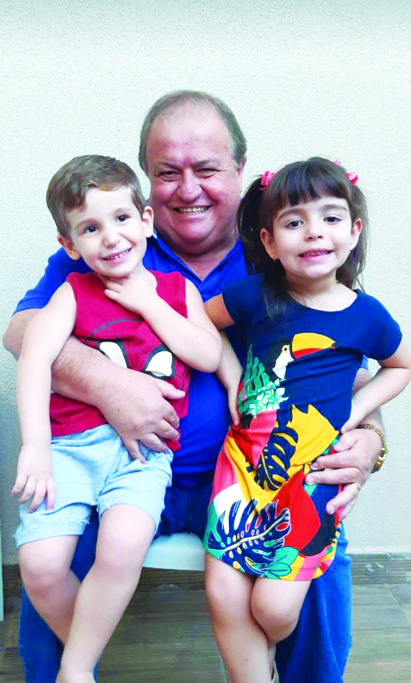 Quem comemora idade nova hoje é Liberato Liberato Rocha Caldeira, que completa 62 anos. O dia será de alegria para a família Caldeira e o vovô de João Lucas e Lívia será alvo de cumprimentos por todos os seus familiares e amigos. Com certeza o carinho mais caloroso será de seus netinhos João Lucas e Lívia, que aparecem no colo do aniversariante na foto. Parabéns Liberato, saúde, paz e muitas realizações em sua caminhada.