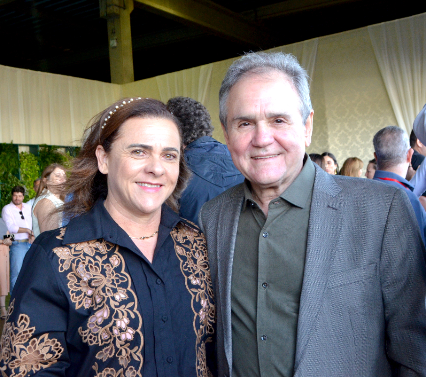 No último dia 20 de setembro, a querida Pastora Cinara Antonioli dos Santos celebrou mais um ano de vida, cercada de muito amor, carinho e gratidão. Ao lado de seu esposo, o Pastor José Francisco dos Santos, ela tem sido uma referência de fé, dedicação e cuidado espiritual na Igreja Amor & Família, onde também lidera com zelo o grupo de intercessão. A data foi marcada por momentos de alegria, orações e lindas homenagens de familiares e irmãos de fé, que expressaram todo o carinho e admiração por sua trajetória inspiradora. Parabéns, Pastora Cinara! Que Deus continue abençoando sua vida com saúde, conquistas e muitas alegrias. Que seu ministério siga sendo luz e esperança para todos ao seu redor!