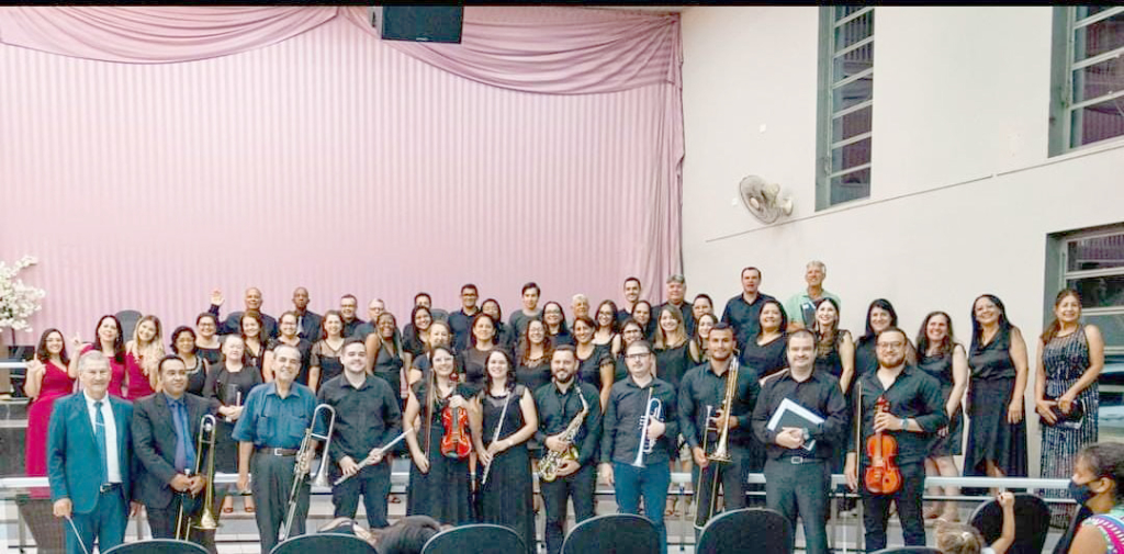 No último domingo, 19, o Coral Castelo Forte, da Igreja Evangélica Assembleia de DEUS de Votuporanga, realizou sua tradicional “Cantata de Natal”. Sob a regência do maestro José Wilson Nunes da Silva, o conjunto coral apresentou a cantata “Reis dos Reis” que narrou com cânticos sacros e clássicos o nascimento de Jesus. A apresentação foi linda e emocionou a todos os presentes que prestigiavam e participavam do culto especial de Natal. Parabéns ao Maestro José Wilson, também a orquestra que acompanhou a cantata e aos componentes do “Conjunto Coral Castelo Forte” por toda dedicação empenhada no preparo e ensaios desta bel apresentação Natalina.