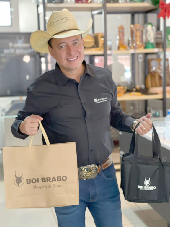 Cuiabano Lima agora é “BOI BRABO” igual você! O locutor e apresentador oficial da festa de peão de Barretos e apresentador oficial do Buteco do Gustavo Lima, agora é o garoto propaganda do Shopping Da Carne Boi Brabo, recém-inaugurado, em Votuporanga. Um lugar especial onde você encontra as mais variadas formas de preparar um bom churrasco com qualidade e economia. Venha fazer parte dessa família! Conheça nossas ofertas e participe do nosso grupo de ofertas!!! Boi Brabo, fica na Avenida Vale do Sol, nº4495, fone e whtas17 996591008