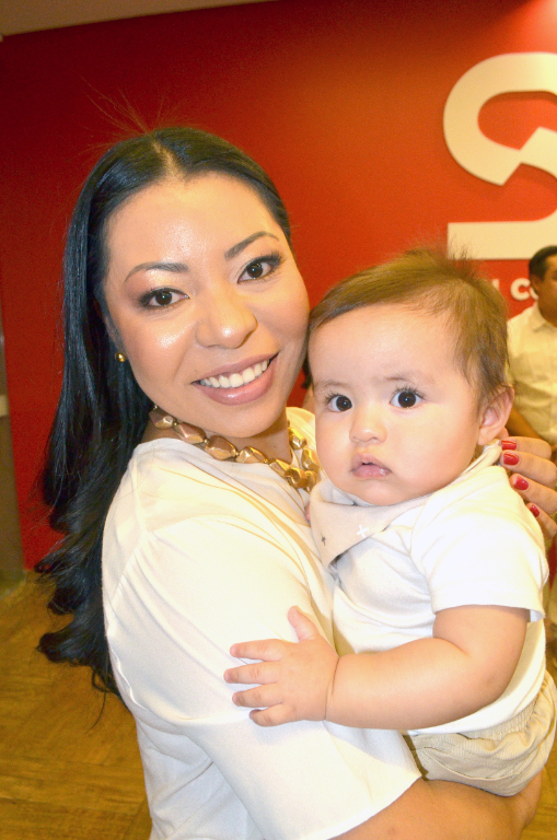 Um registro cheio de afeto e ternura da mamãe Nailla e do pequeno príncipe Kenzo, que marcaram presença na inauguração do novo empreendimento do papai Thiago: a S4F – O SEU CARRO NOVO por assinatura. A empresa é uma franquia do Grupo Santander que trouxe essa mais nova opção para você adquirir seu carro novo. 