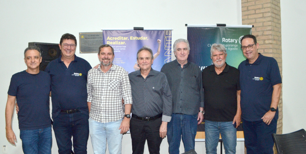 Na noite do último dia 25 de setembro, o Rotary 8 de Agosto, em parceria com a Rede de Supermercados Porecatu e a UNIFEV, realizou o lançamento oficial da 1ª Corrida Rotary Run Track&Field Unifev Porecatu, que acontecerá pela primeira vez em Votuporanga! O evento foi realizado na sede social do Rotary 8 e reuniu autoridades políticas, representantes do setor empresarial, atletas e patrocinadores que apoiam essa grande iniciativa esportiva.  A corrida acontecerá no dia 23 de novembro, e toda a renda obtida com esta ação será repassada em doação ao fundo Social de Solidariedade de Votuporanga.  As inscrições já estão abertas! Garanta sua vaga e venha viver essa experiência saudável e solidária! Na foto um registro especial de: Luiz Torrinha, Marcos Garcia, Daniel Davi, José Francisco Porecatu, Celso Penha Vansconcelos,o prefeito Jorge Seba e Marcelo Madrid
