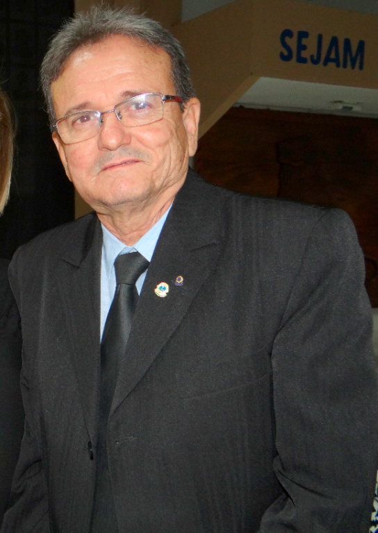 No próximo dia 25, domingo de Natal, o calendário assinala o aniversário do dr. José Luiz Capela que celebra mais um ano de vida junto de sua família e amigos. Parabéns ao dentista pela dádiva da vida, desejamos muita saúde, paz e sucesso para os próximos 365 dias que estão por vir