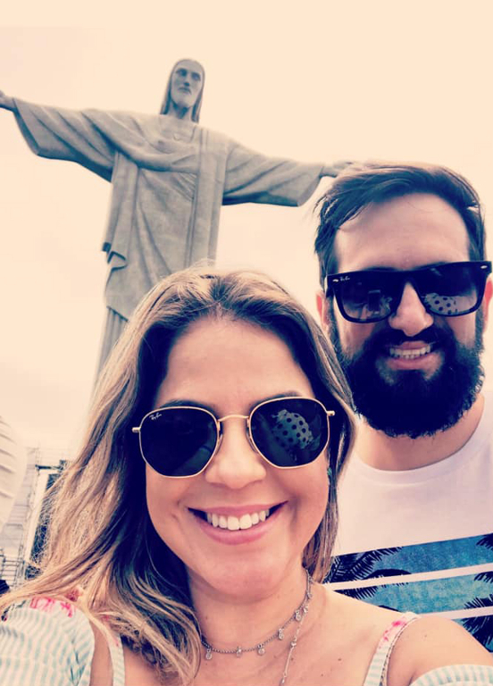 Nayara Canato e Renato Casarin não poderiam escolher lugar melhor que o Rio de Janeiro para comemorar seus 2 anos de casados e 6 anos juntos! O registro da foto no pé do Cristo Redentor é para agradecer a vida, a saúde, a união e as conquistas. Felicidades ao casal na celebração das “Bodas de Algodão”. Ah, e o Rio??? O Rio de Janeiro continua lindo!