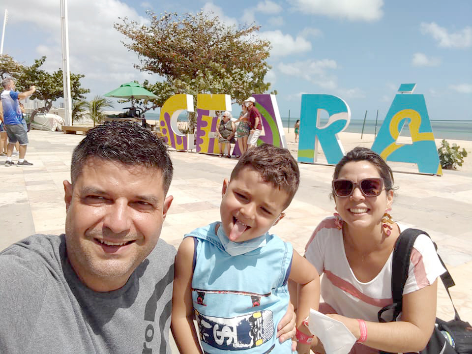 O médico geriatra dr. Luciano de Oliveira Melo comemora seu aniversário no dia de hoje e curte seu dia especial ao lado de sua esposa Geminiana e do filho Matheus. Parabéns ao aniversariante e que a idade nova seja um marco de renovação, paz, sucesso, amor e felicidade. Que você continue trilhando os caminhos da vida com esse coração amoroso que tem, pois, sua generosidade contagia a todos. Feliz vida!!!